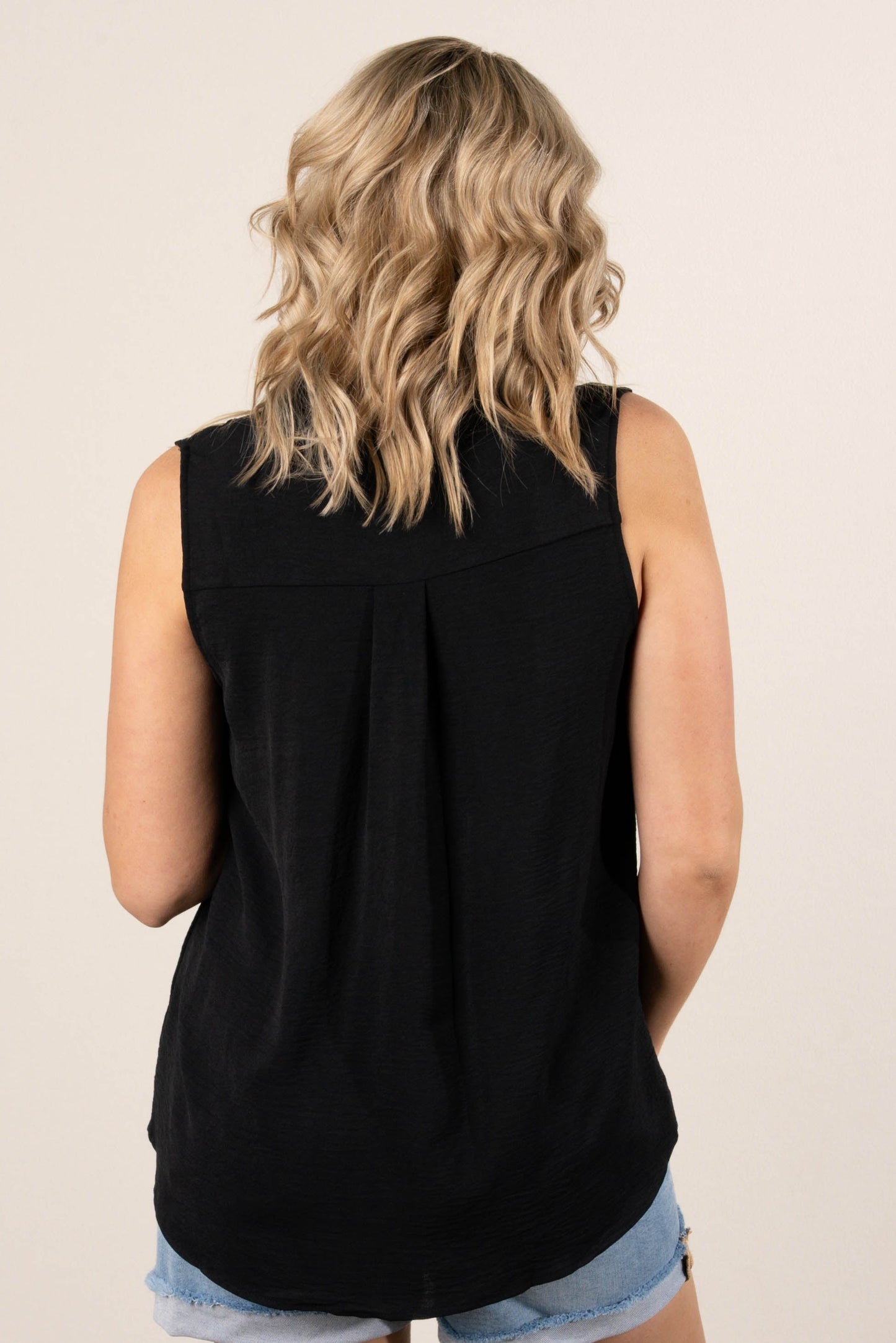 Crinkle Knit Sleeveless Shirt