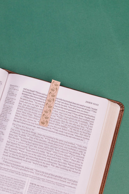 Cora Design Magnetic Bookmark Set