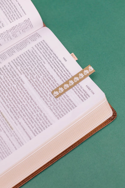 Cora Design Magnetic Bookmark Set