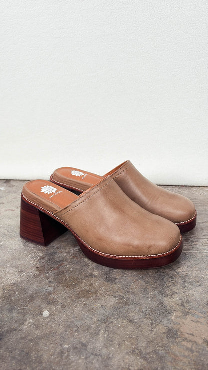 Ivaria Platform Clog