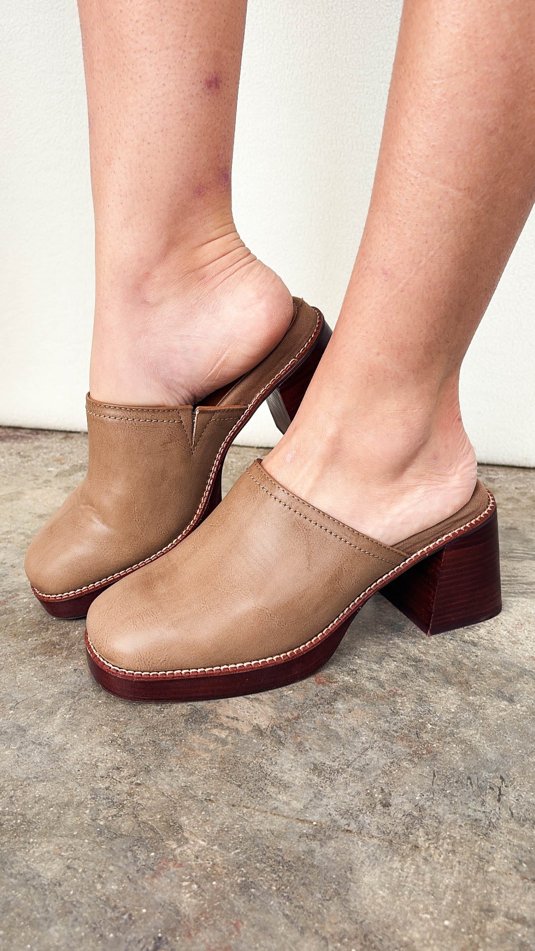 Ivaria Platform Clog